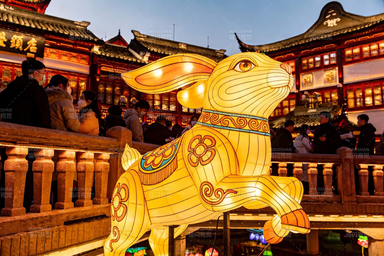 夜市兔子灯饰游人如织图片