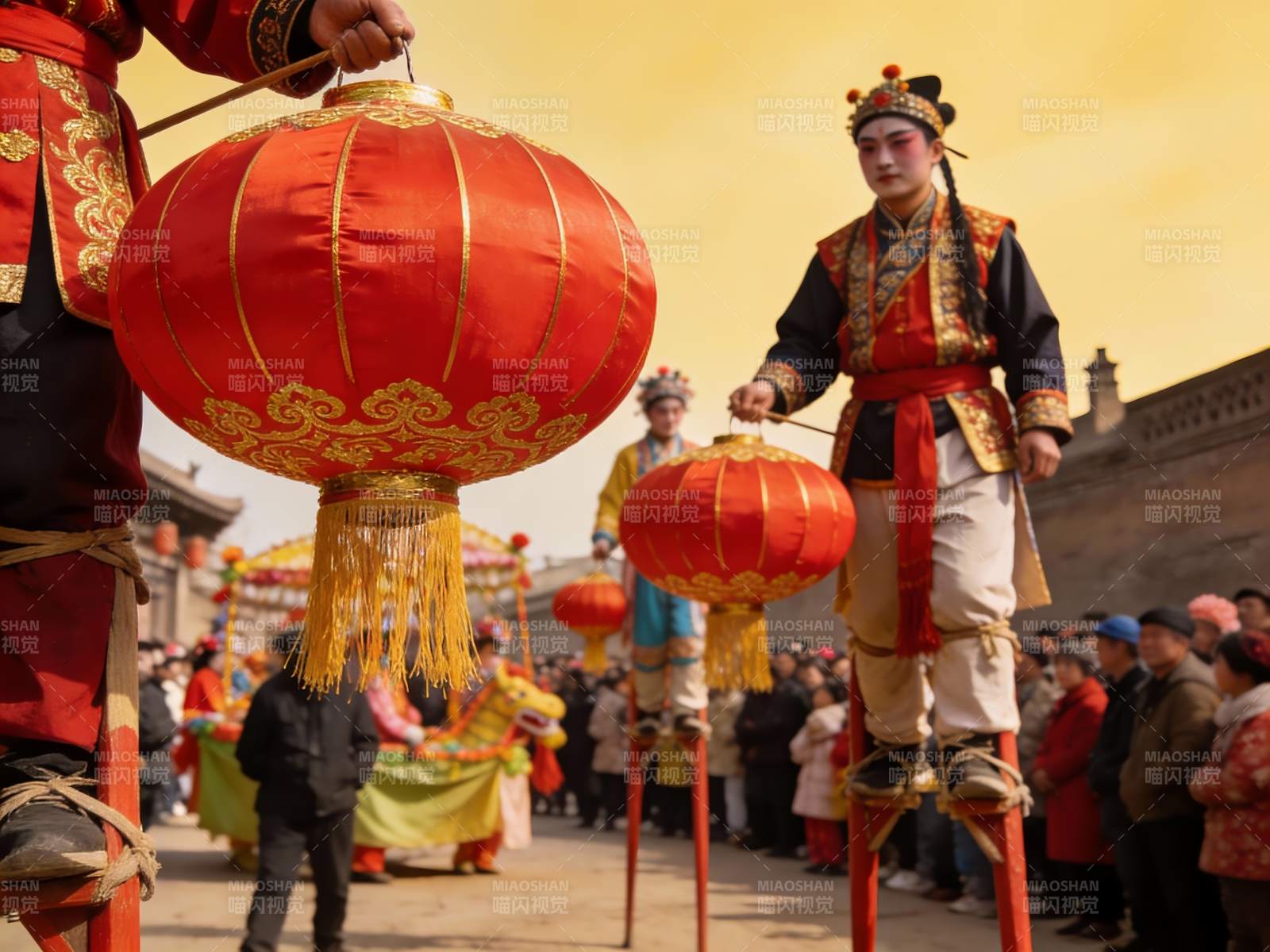 传统节日踩高跷舞红灯笼表演图片