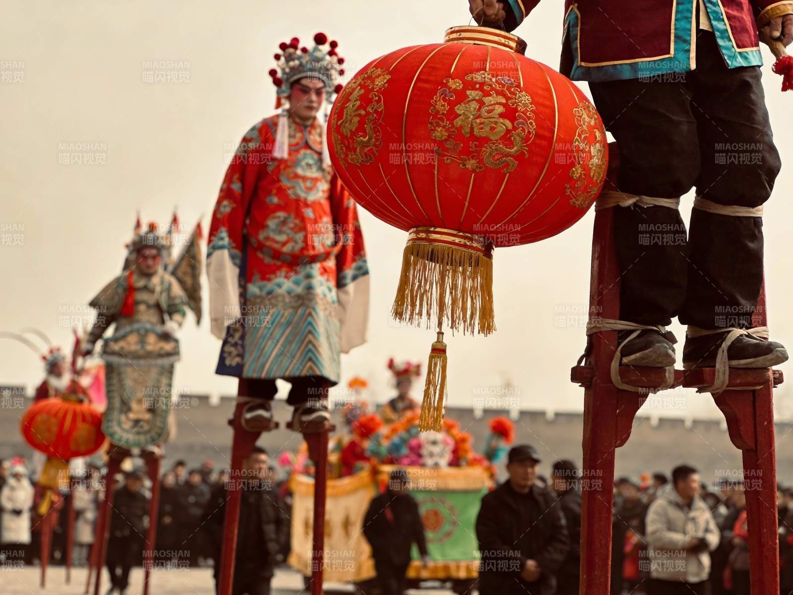 传统民俗踩高跷表演图片