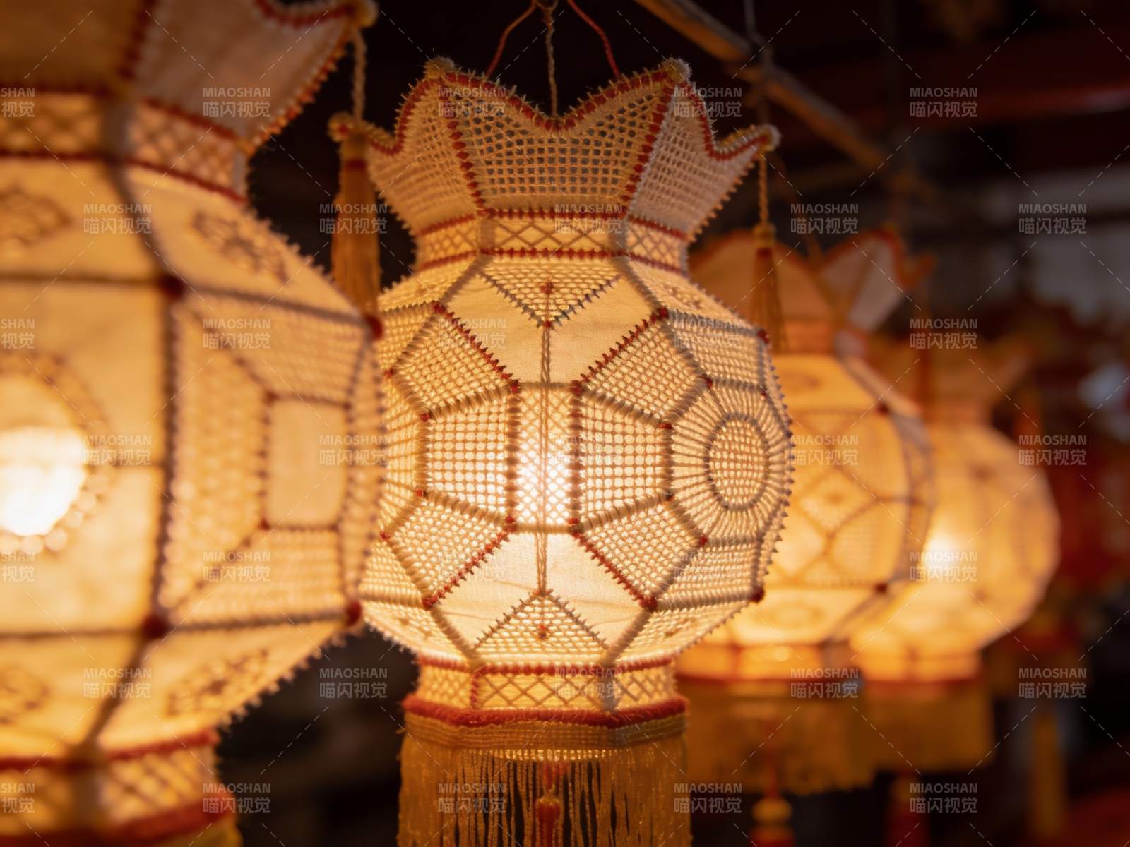 古色古香的编织灯笼排列展示图片