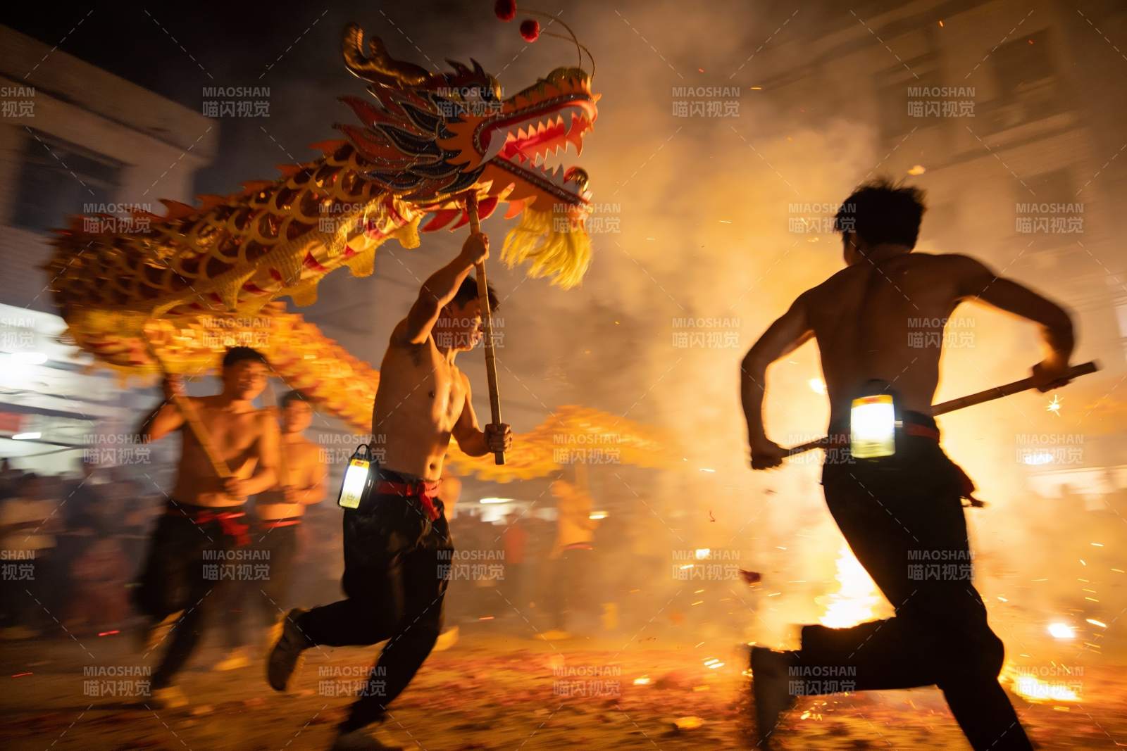 舞龙表演夜景 火光飞舞活力四射图片