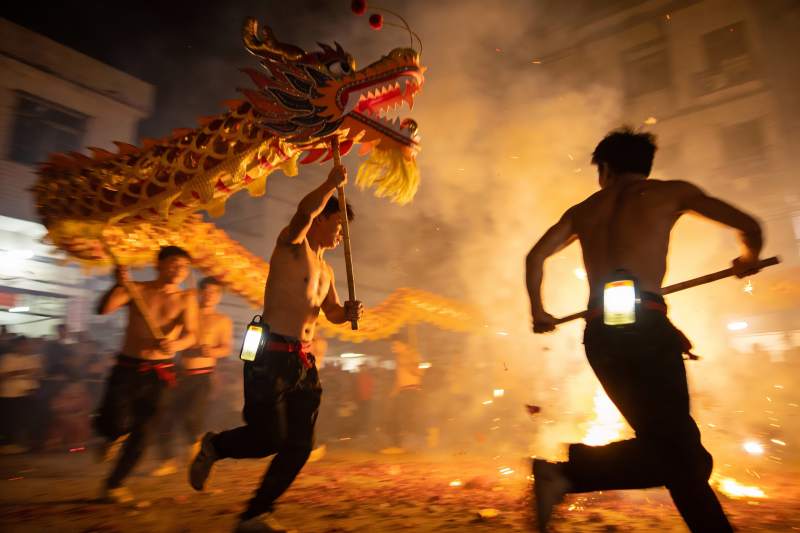 舞龙表演夜景 火光飞舞活力四射图片