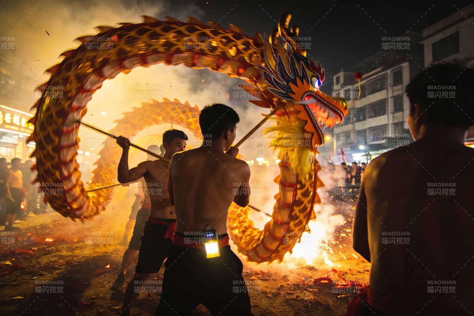 夜幕下舞龙表演热闹非凡图片