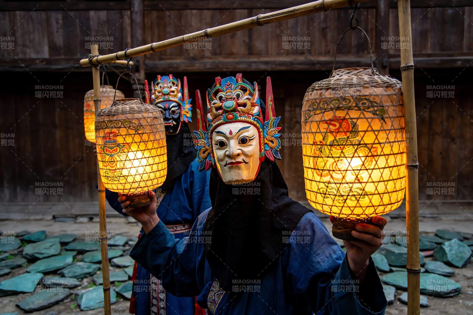 传统面具与灯笼的民俗场景图片