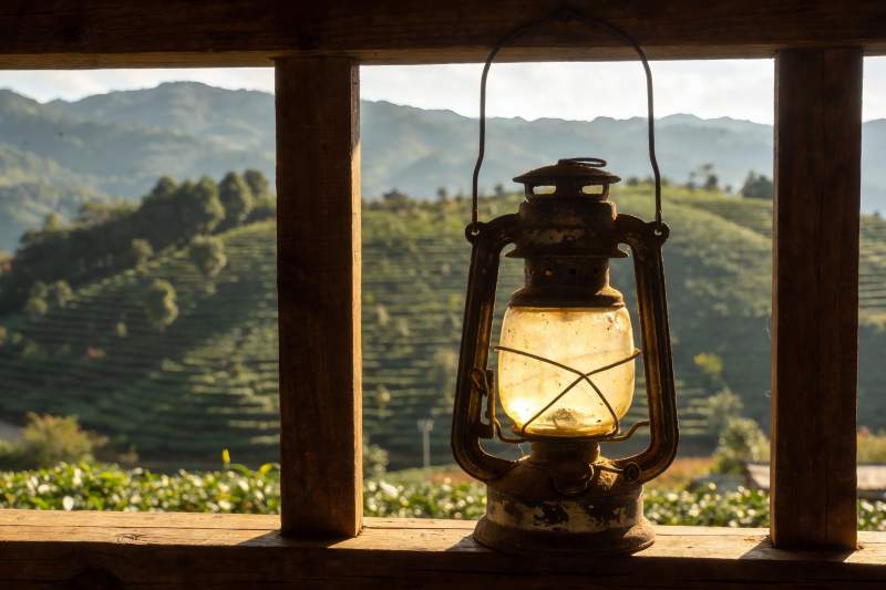 古灯映衬山间梯田风光图片