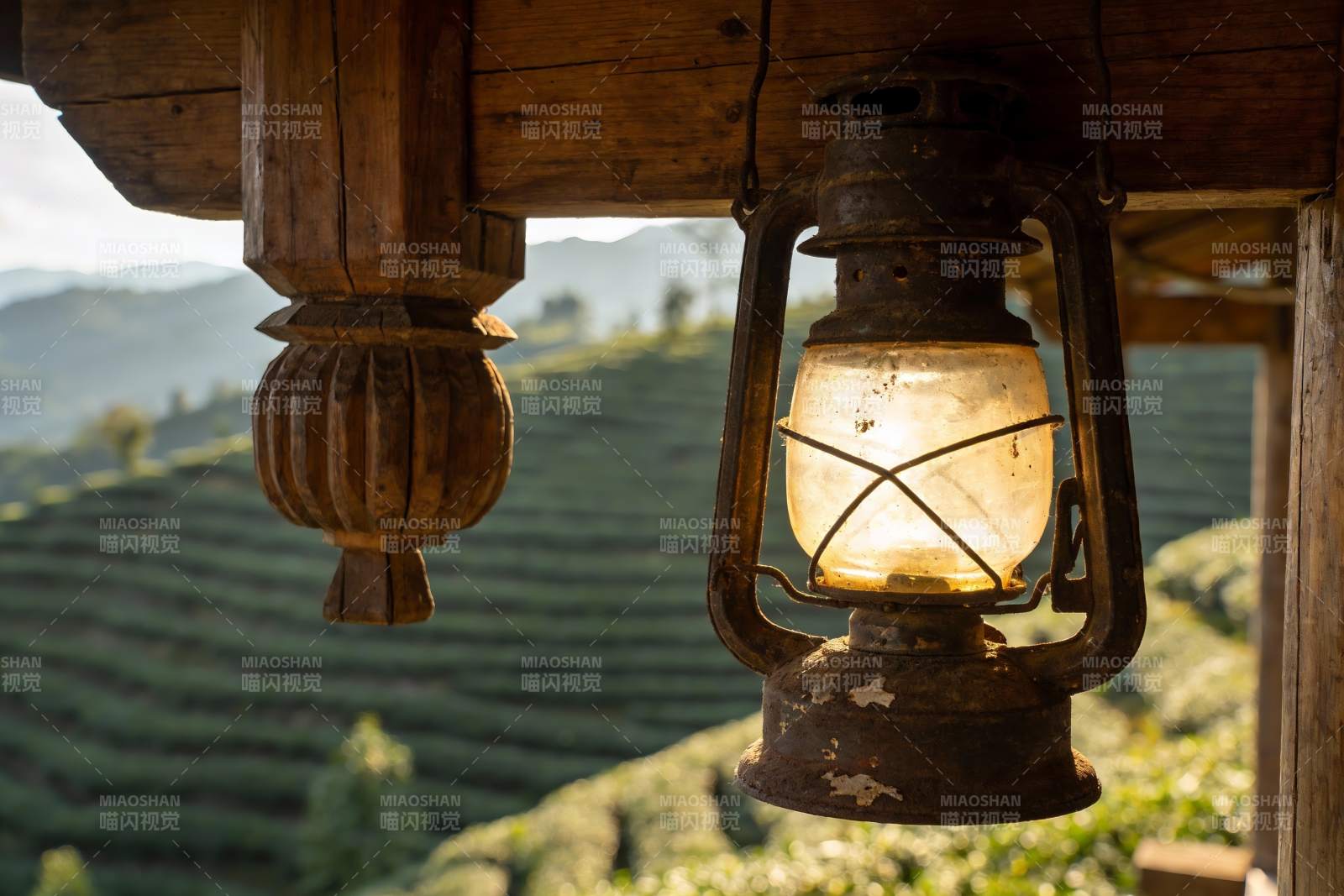 古灯映衬梯田风光图片