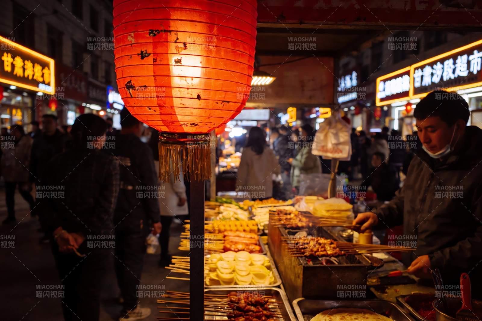 夜市摊位红灯笼下美食琳琅满目图片