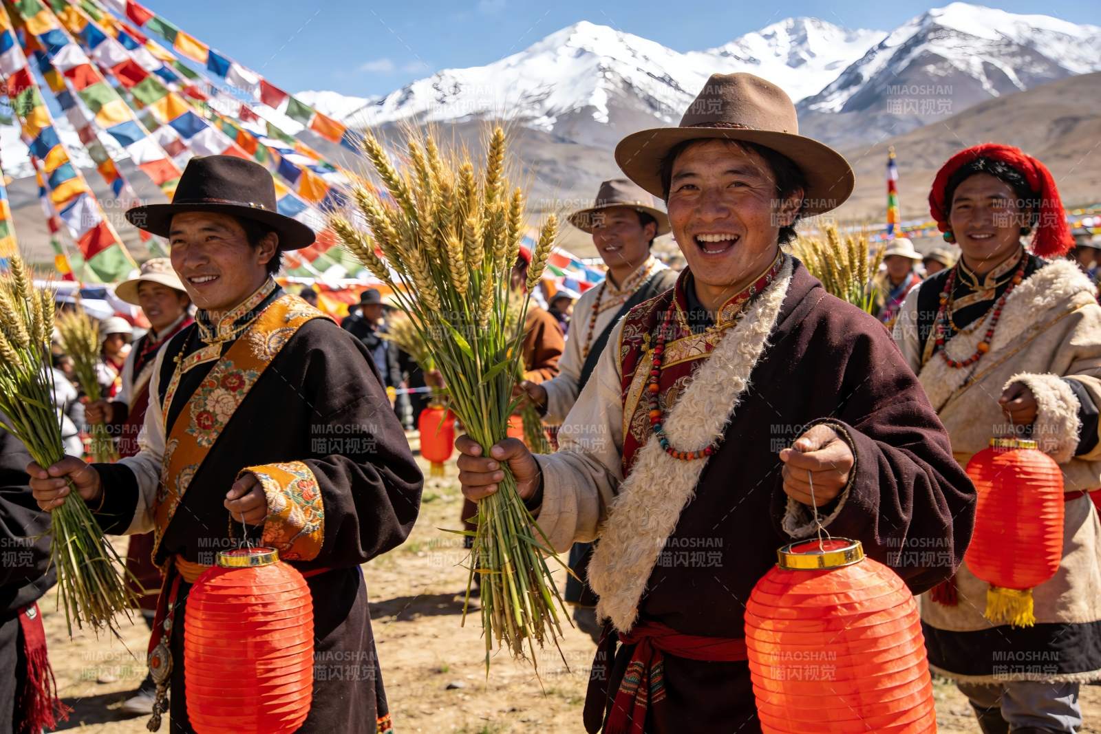 身着民族服饰的人们手持麦穗与红灯笼图片