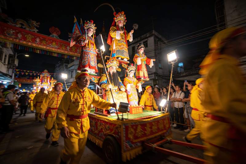 夜间民俗巡游盛况图片