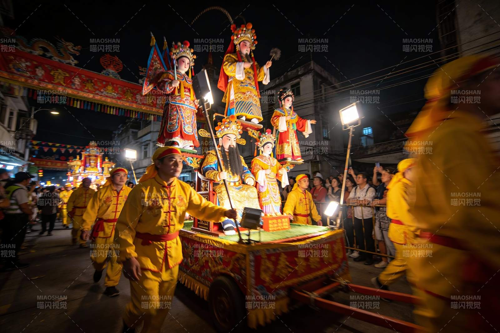 夜间民俗巡游盛况图片