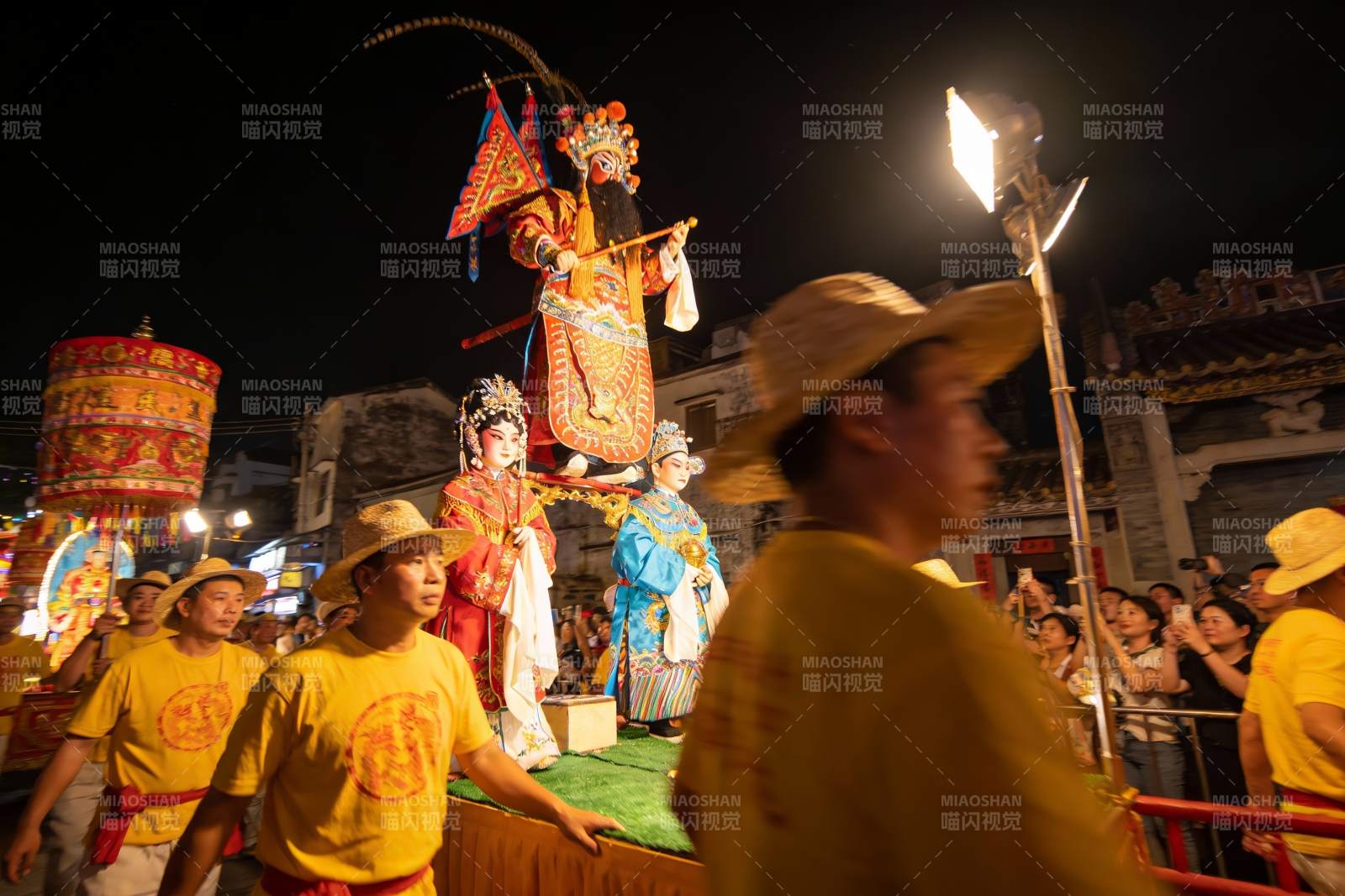 夜游花车上表演传统戏曲图片