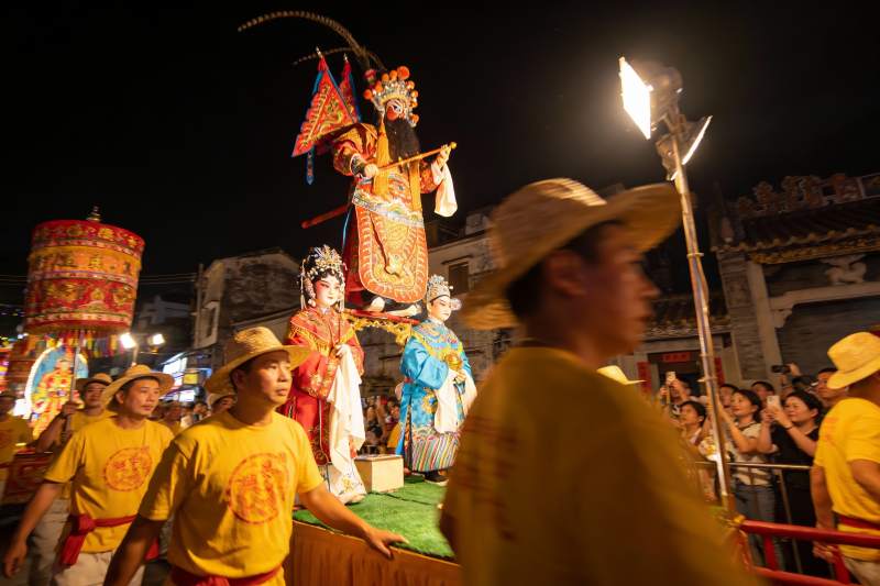 夜游花车上表演传统戏曲图片