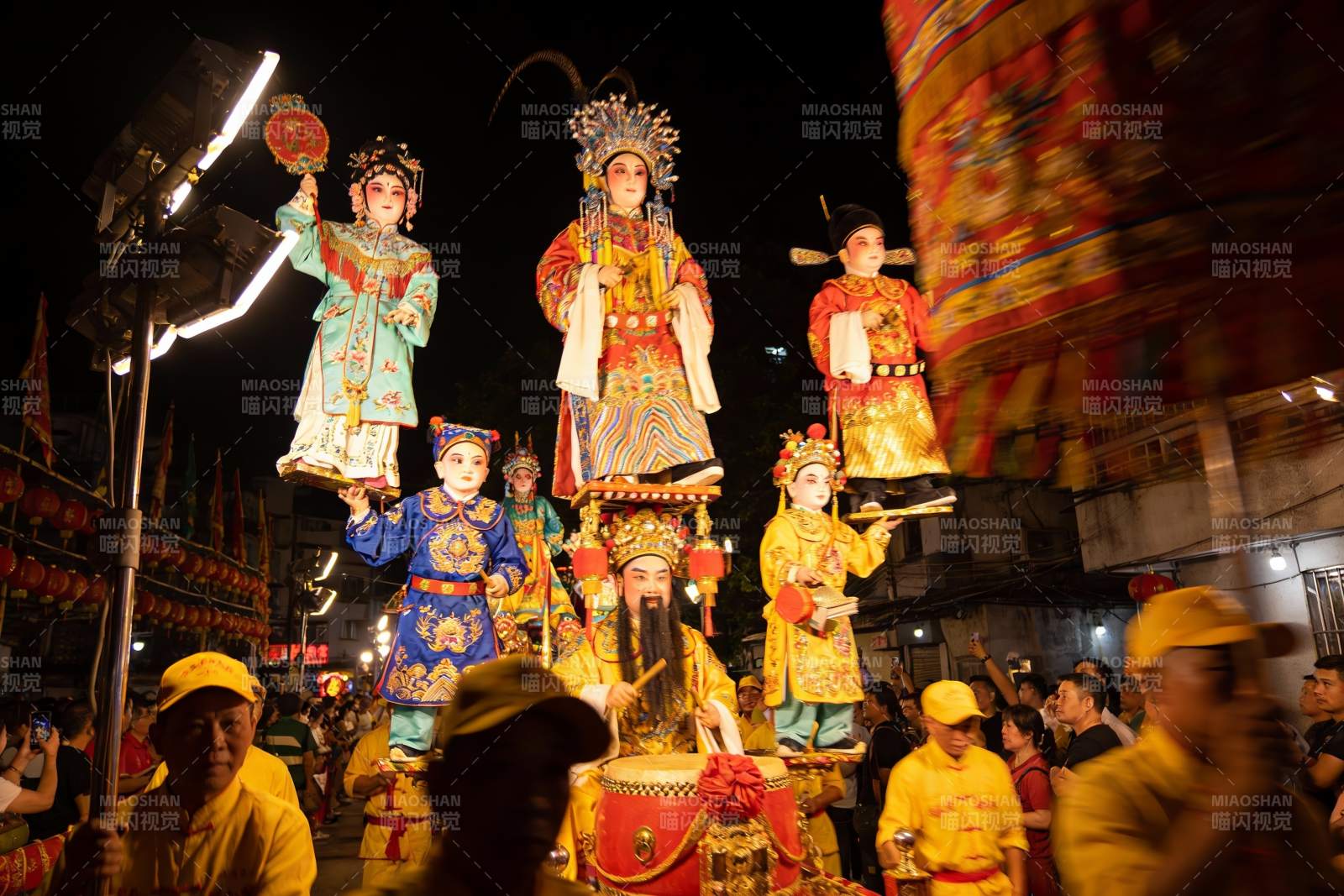 夜游花车上古装人物表演图片