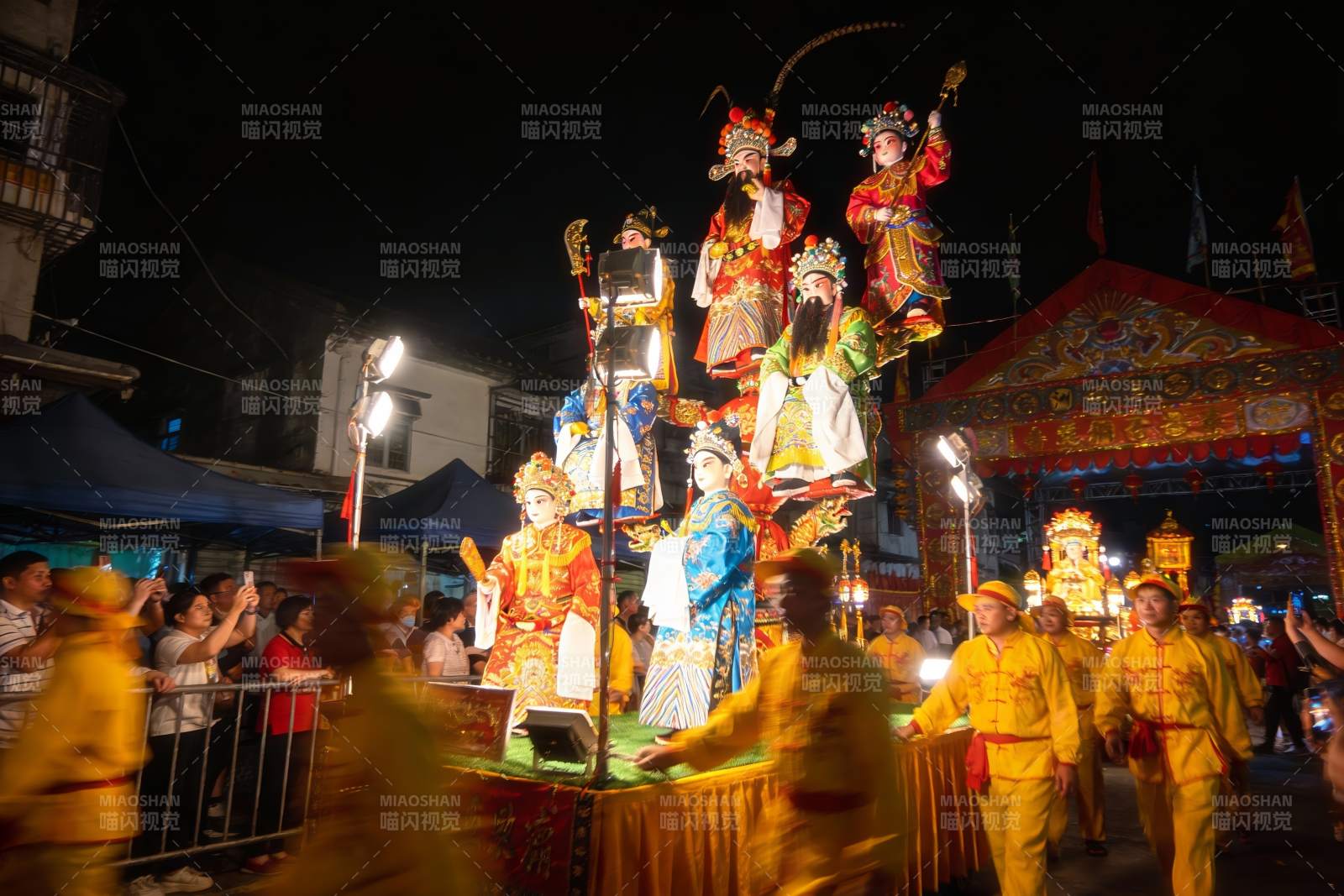 夜游花车上表演传统戏曲图片