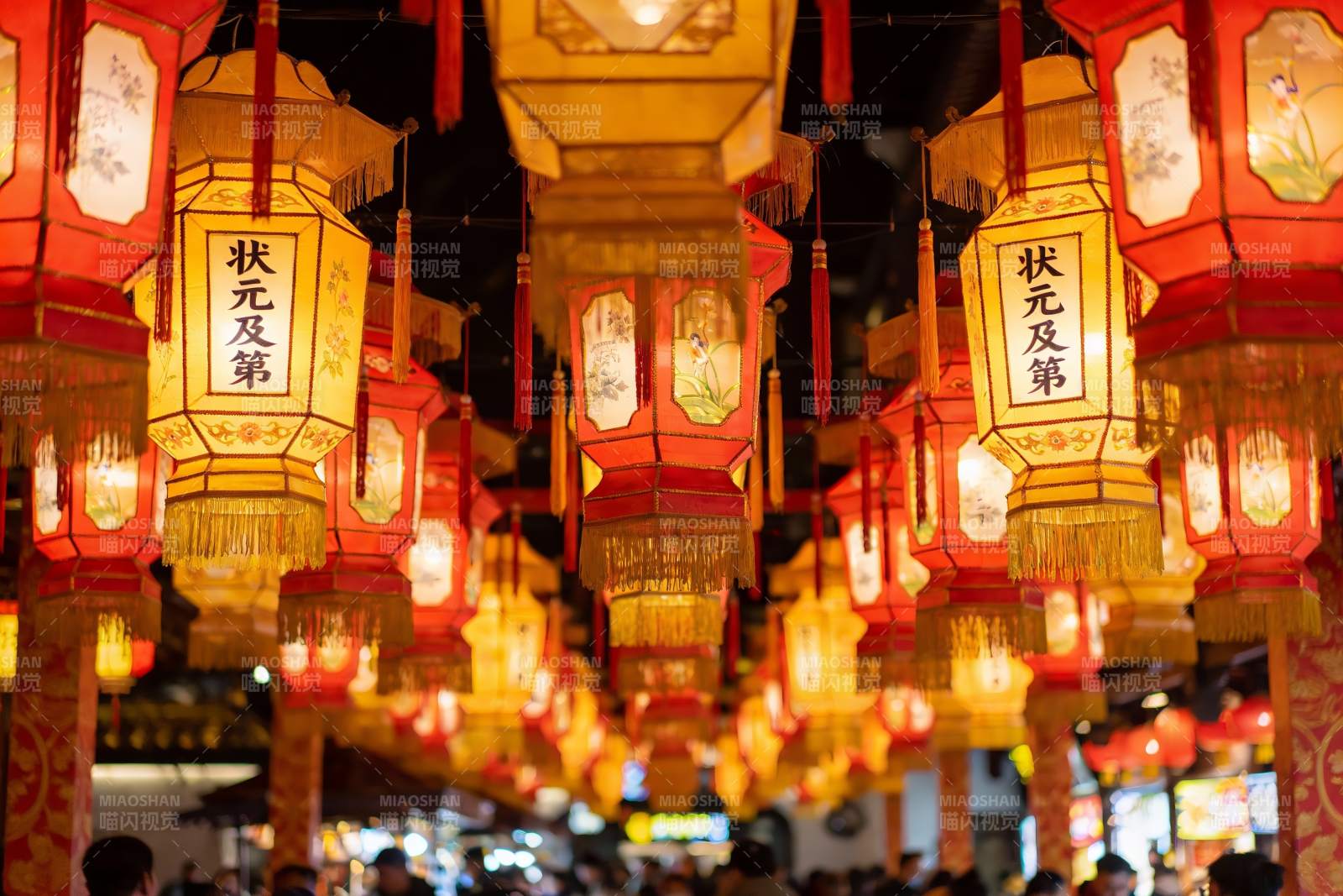 夜市灯笼高挂热闹非凡图片