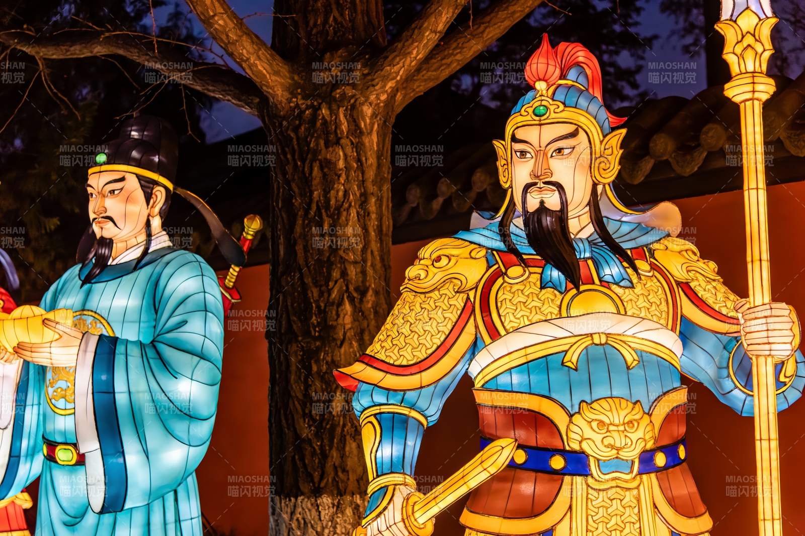 夜景中色彩斑斓的古代人物灯饰图片