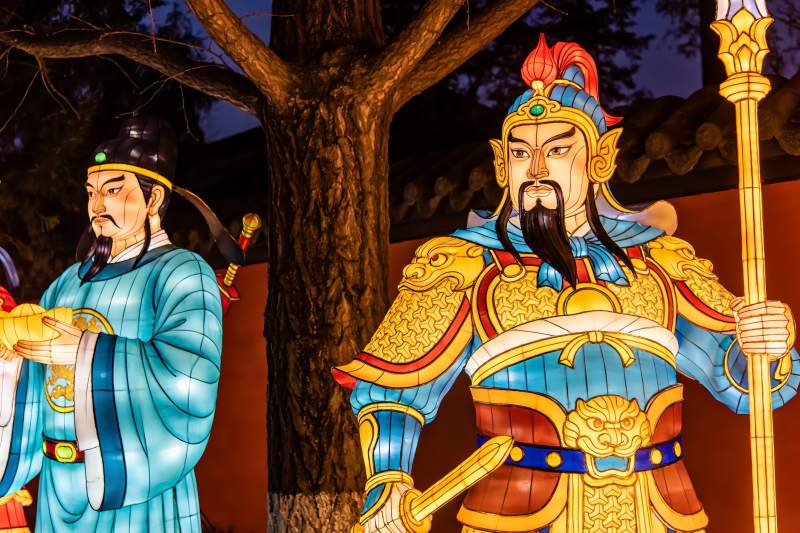 夜景中色彩斑斓的古代人物灯饰图片