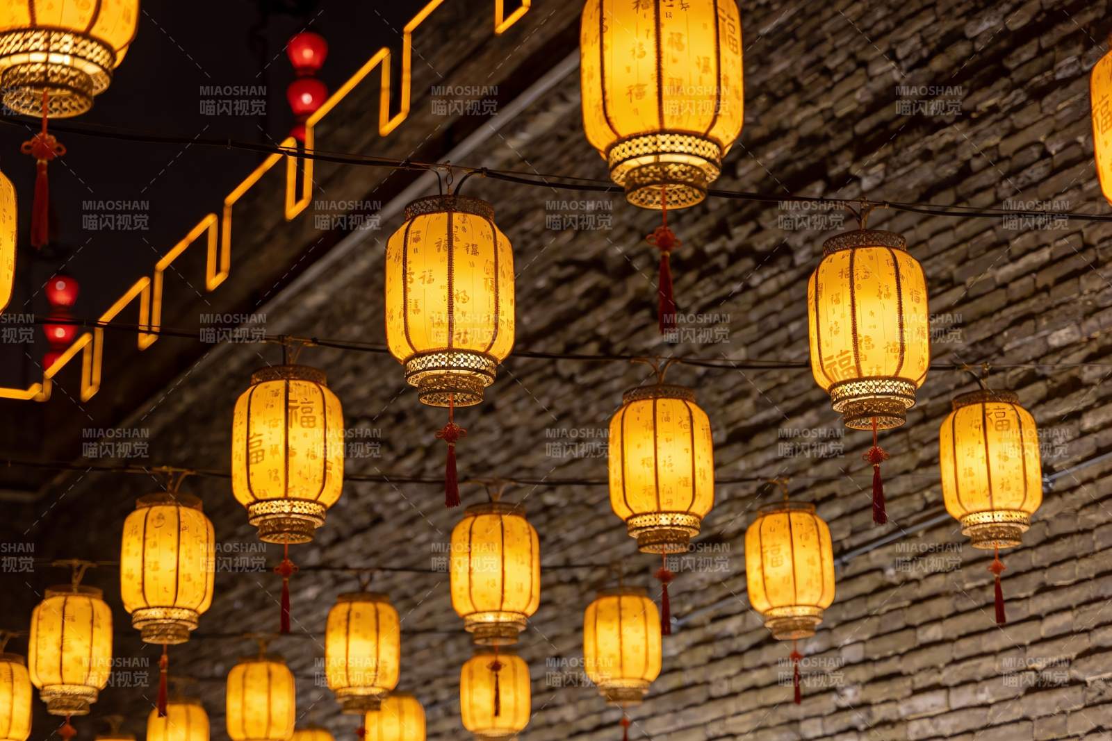 古建筑夜景灯笼高挂图片