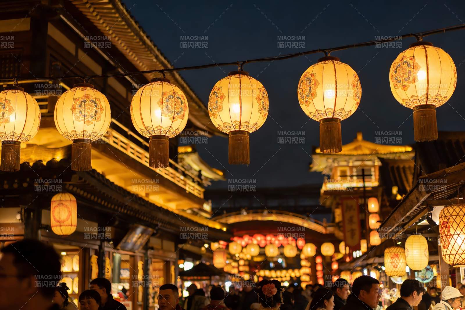 夜市灯笼高挂人群熙攘图片