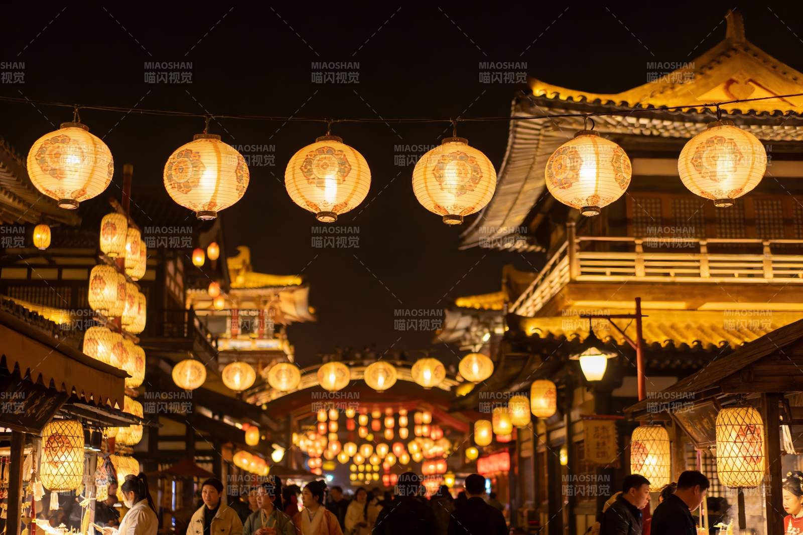 夜市古建筑灯笼高挂游人如织图片