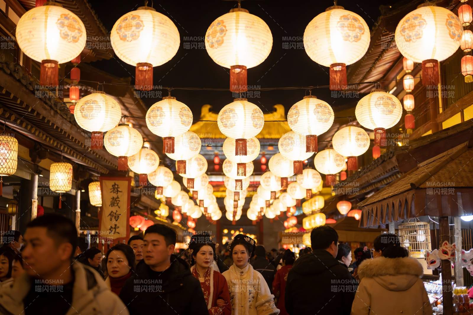 夜市灯笼高挂人群熙攘图片