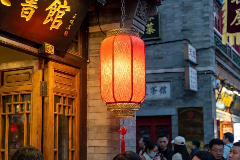 古色古香街道夜景灯笼高挂图片