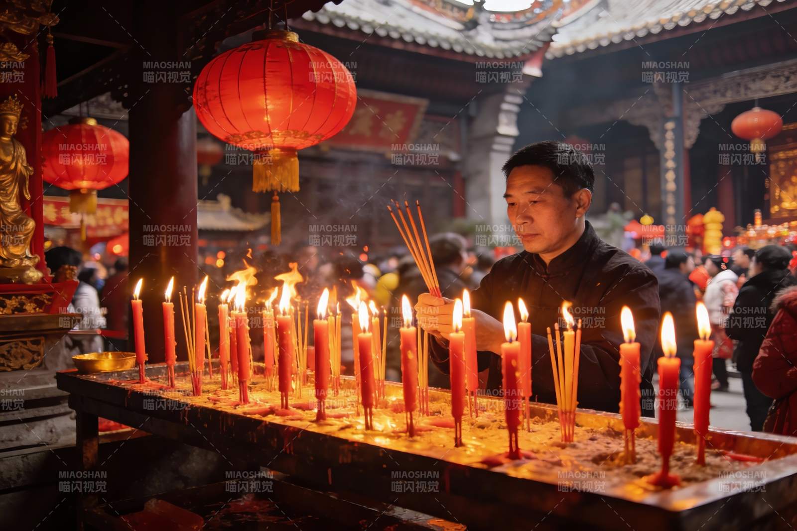 寺庙中男子点燃香烛祈福图片
