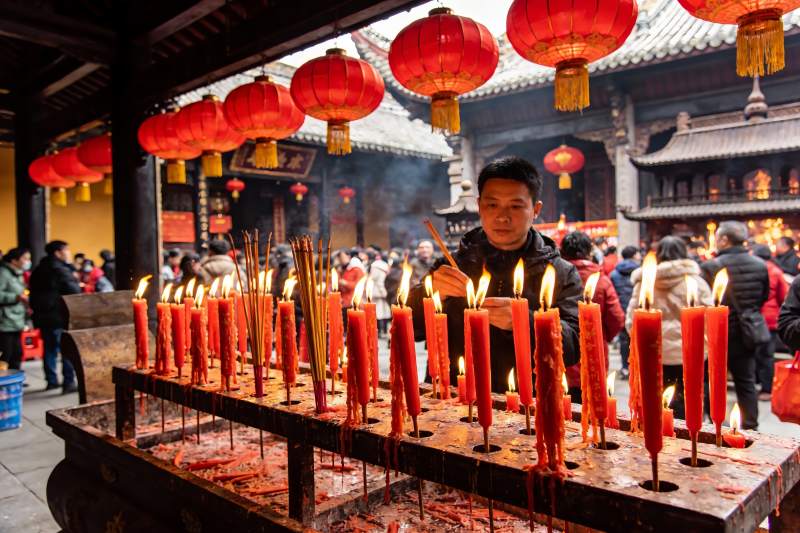 古寺红灯笼下祈福场景图片