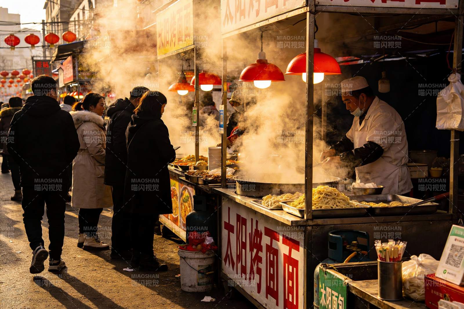 街头美食摊位热闹场景图片