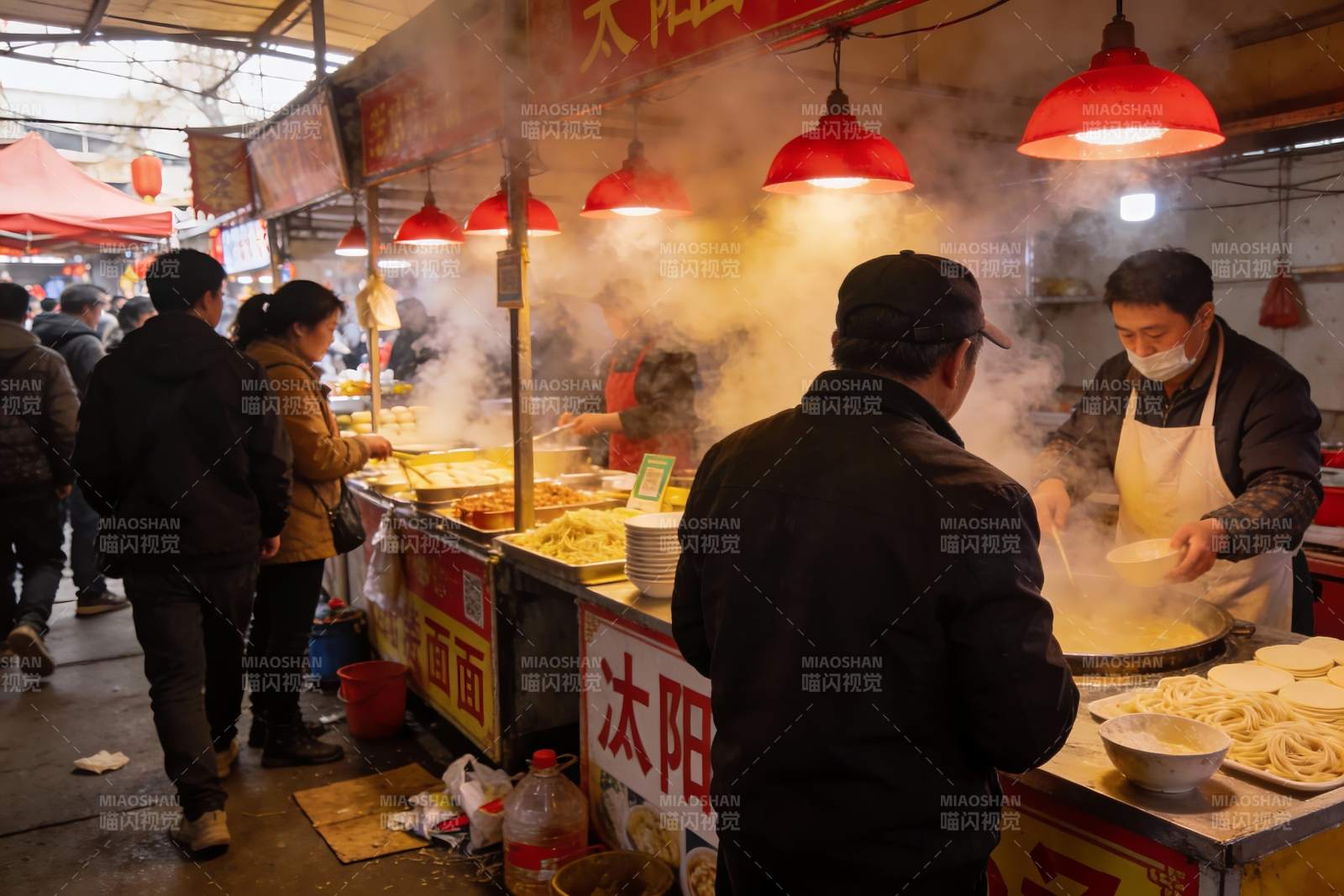 热闹市集夜宵摊位食客云集图片