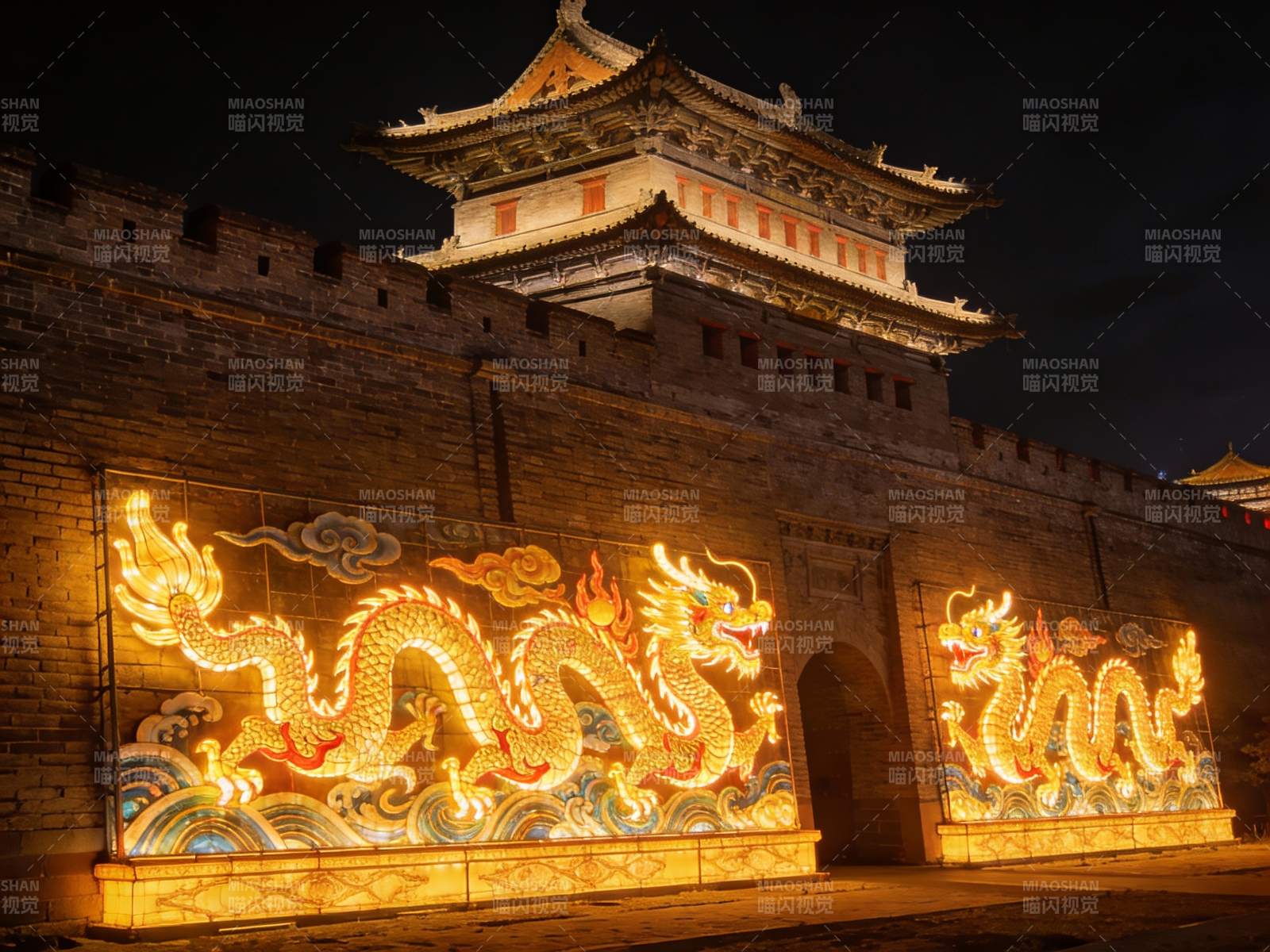 夜景古城墙龙灯装饰图片