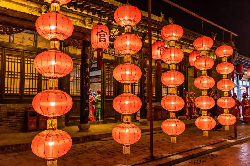 夜色古街红灯笼高挂图片