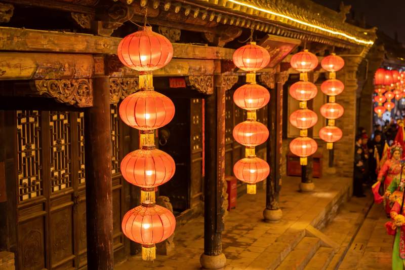 古建筑夜景红灯笼高挂图片