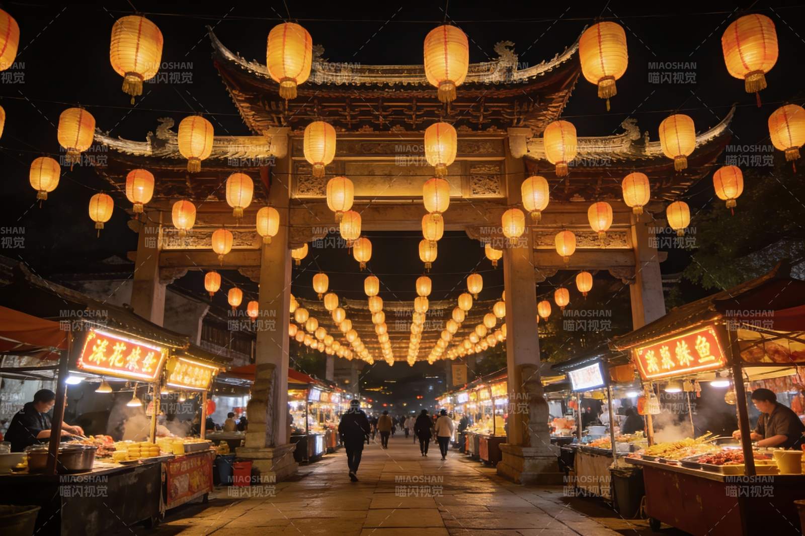 夜市灯笼高挂行人穿梭图片