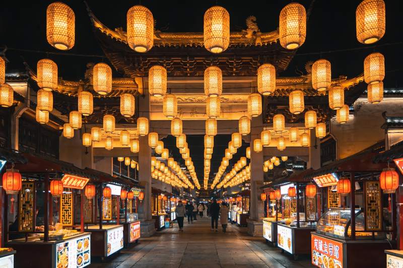 夜市灯笼高挂行人穿梭图片