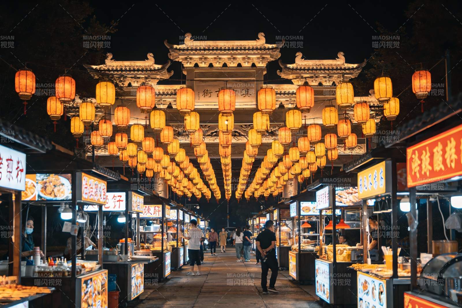 夜市灯笼高挂美食琳琅满目图片