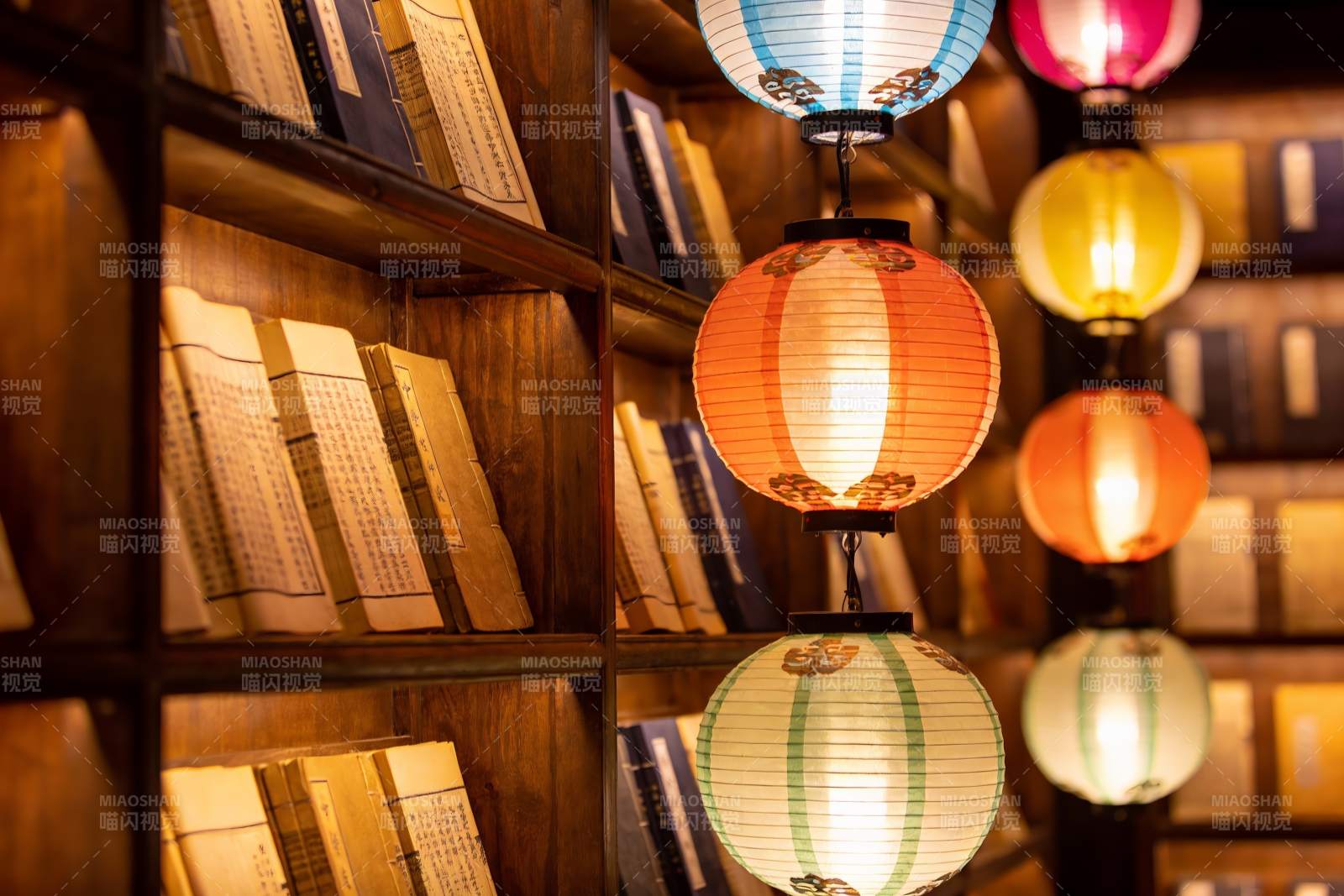 古色古香书架与彩灯图片