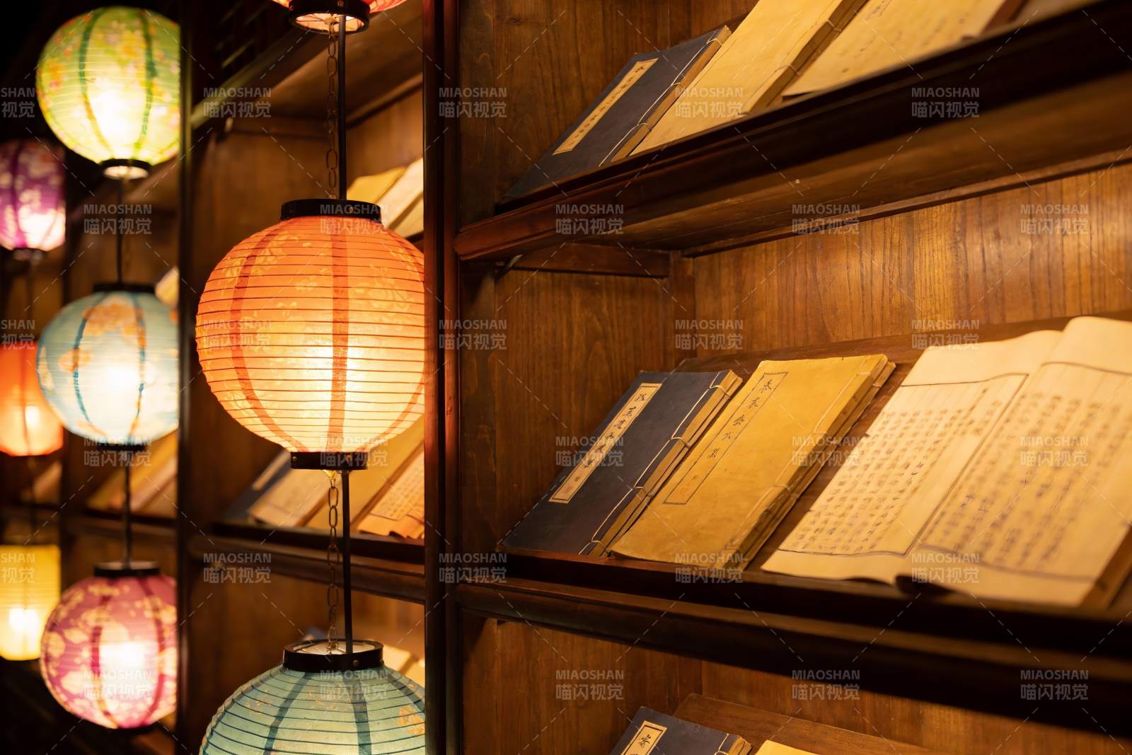 古色古香书房灯笼与典籍图片
