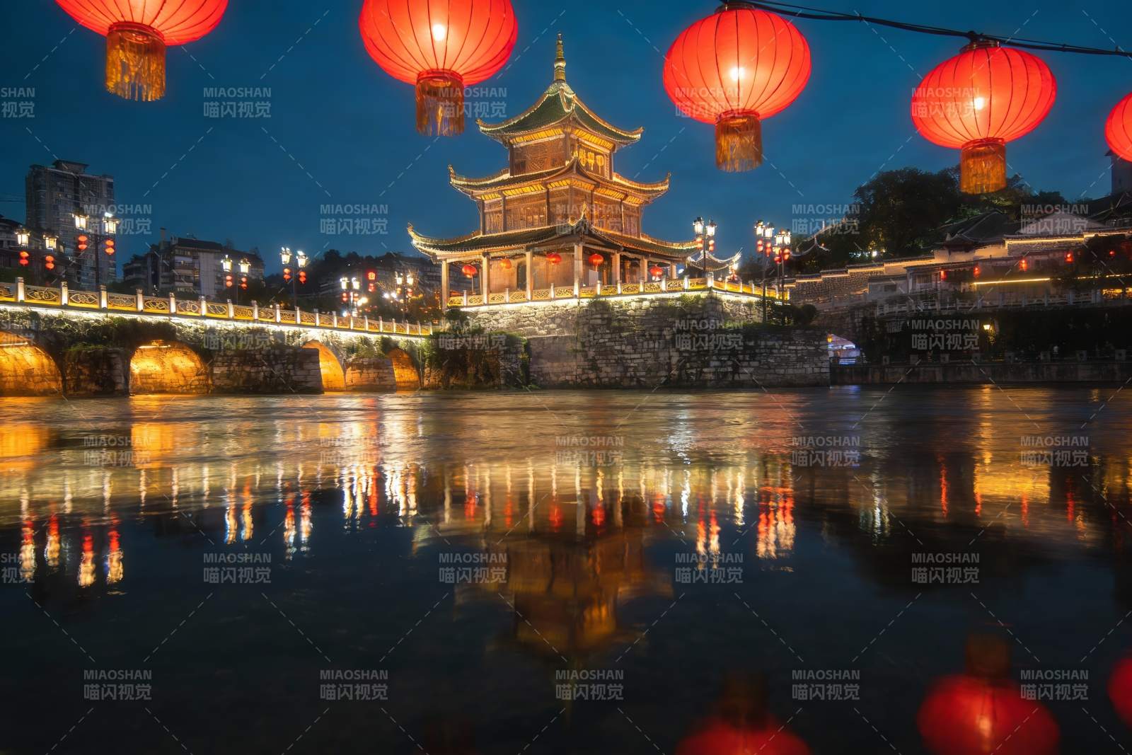 夜色古桥灯笼映水图片