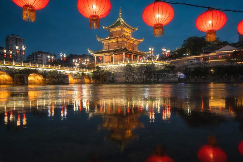 夜色古桥灯笼映水图片