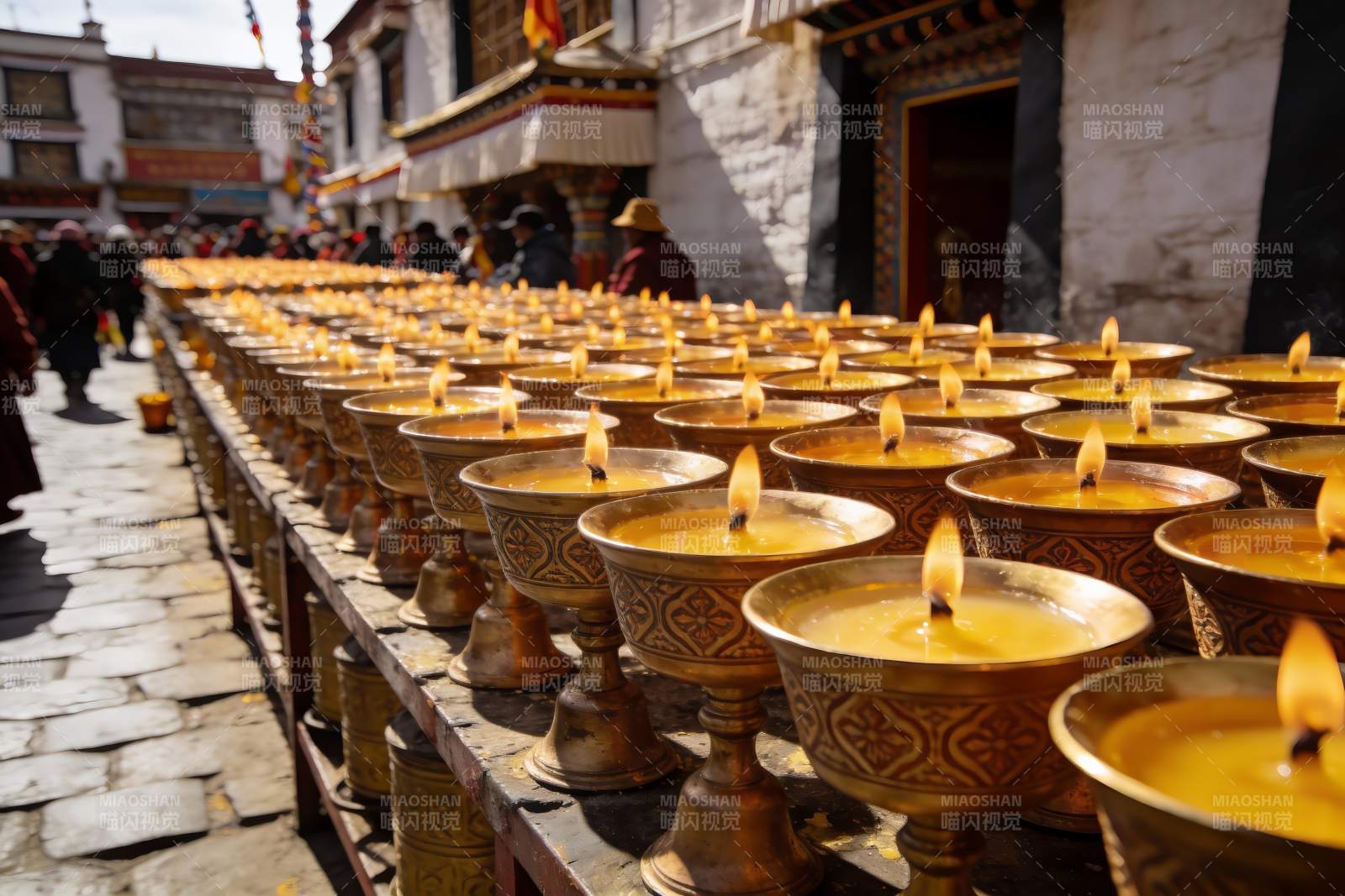 寺庙长桌上排列的众多酥油灯图片