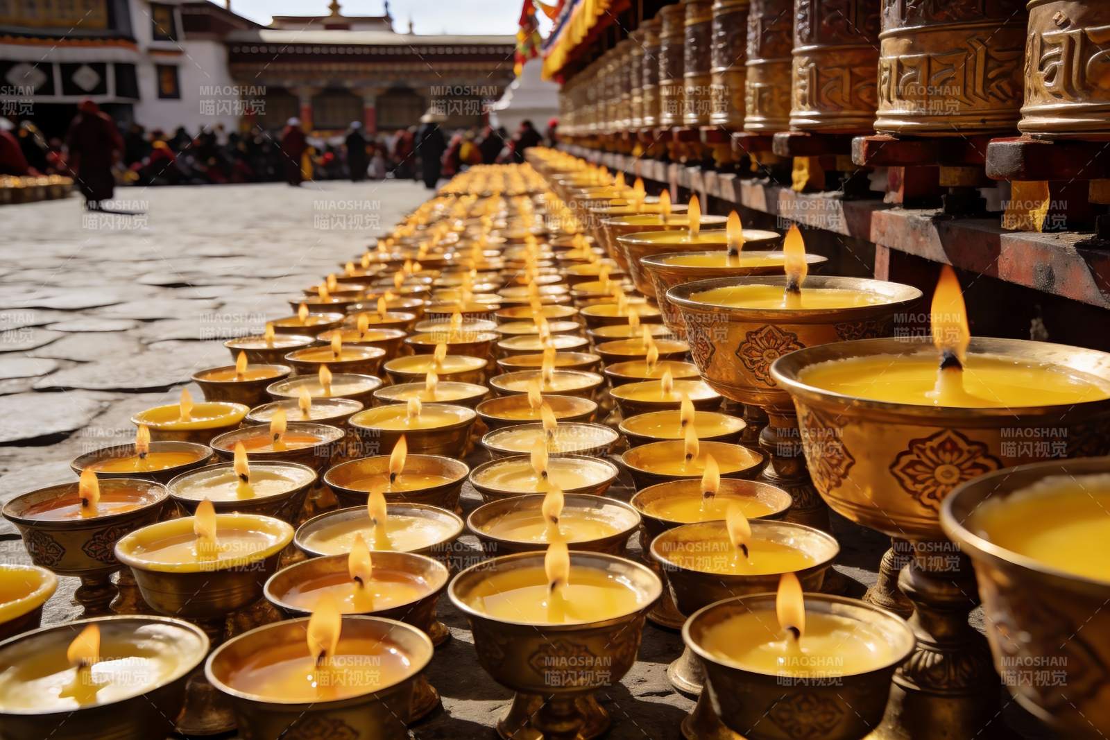 寺庙前排列整齐的酥油灯图片