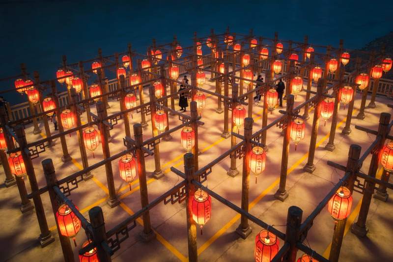 夜色中灯笼长廊游人漫步图片