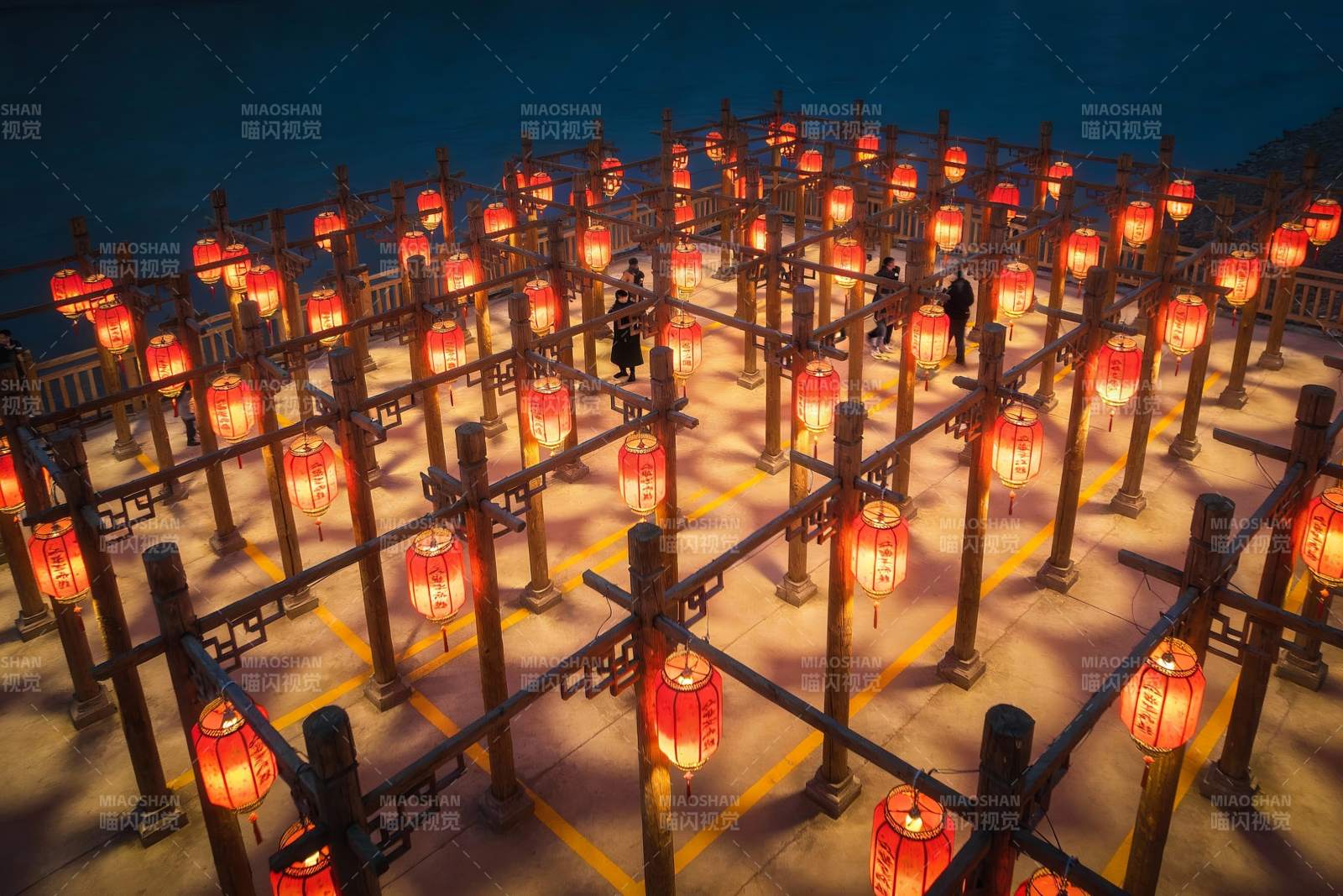 夜色中灯笼长廊游人漫步图片