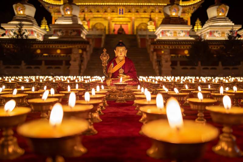 佛像前烛光祈福夜景图片