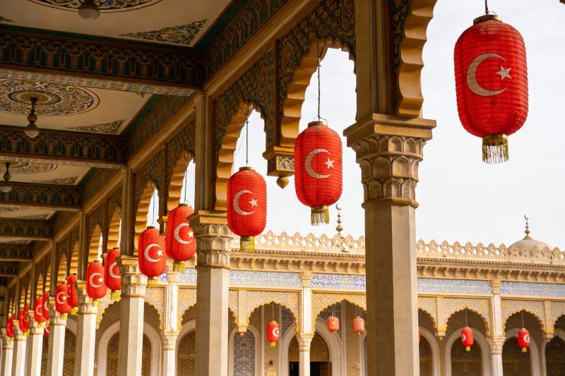 伊斯兰建筑廊柱挂红灯笼图片