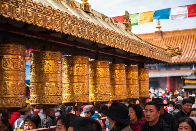 寺庙转经筒人群祈福场景图片