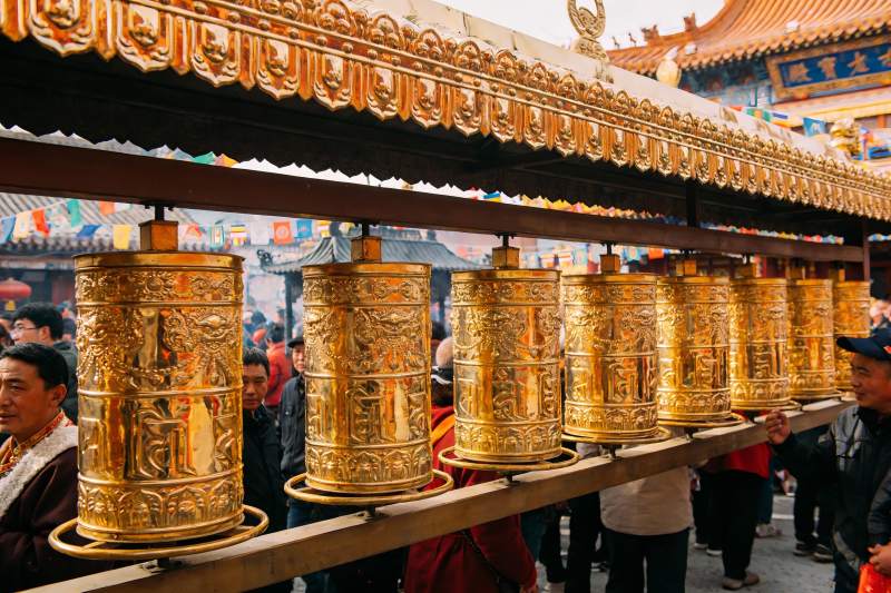 寺庙转经筒人群祈福场景图片