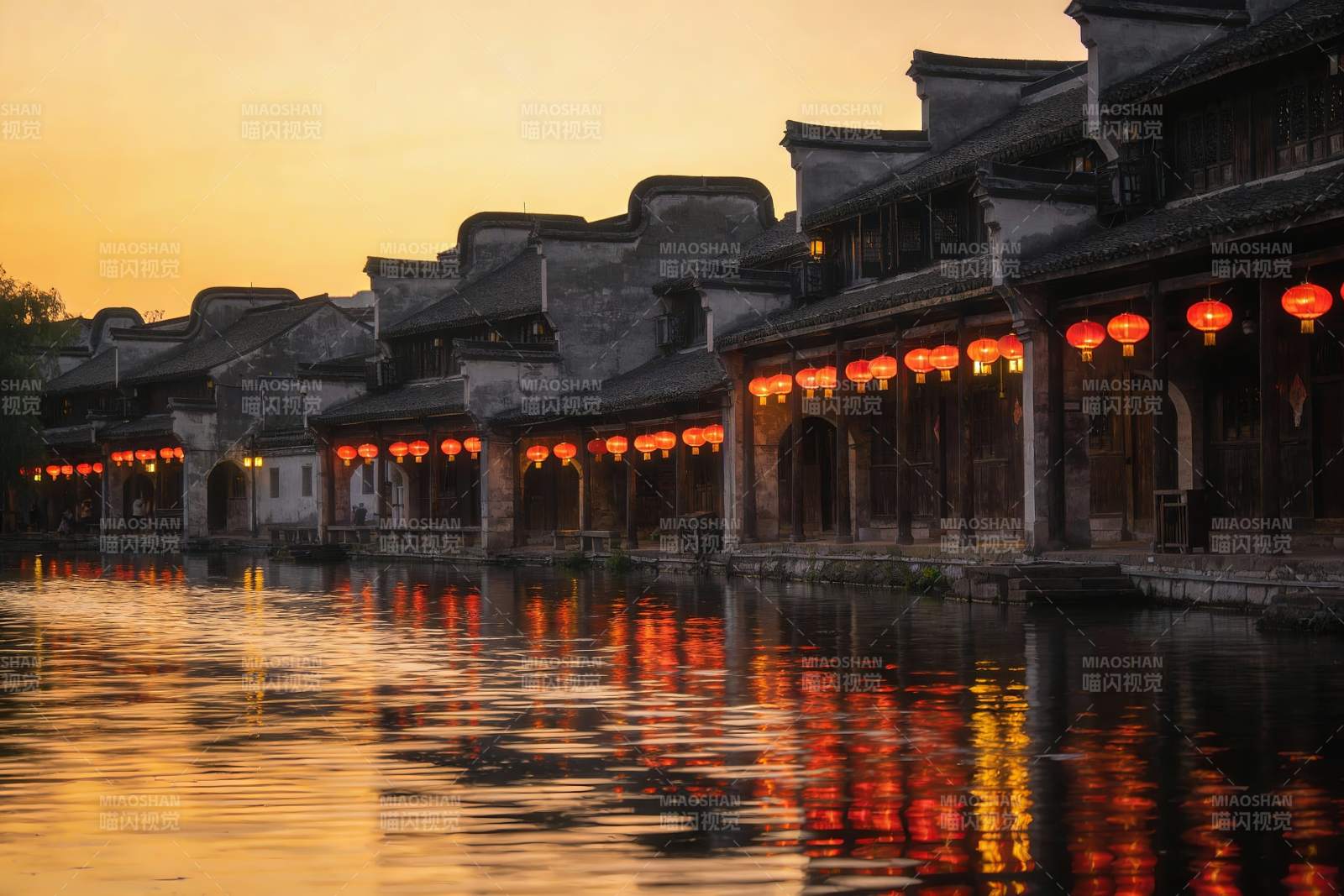 古建筑水乡夜景灯笼倒影图片