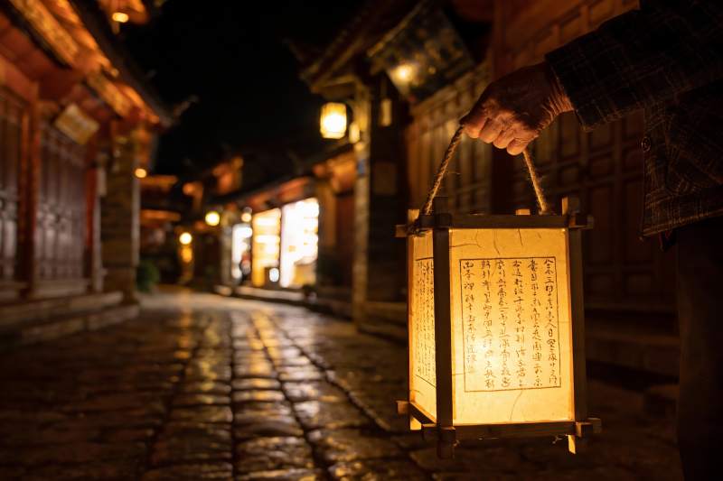 夜游古街手提灯笼图片